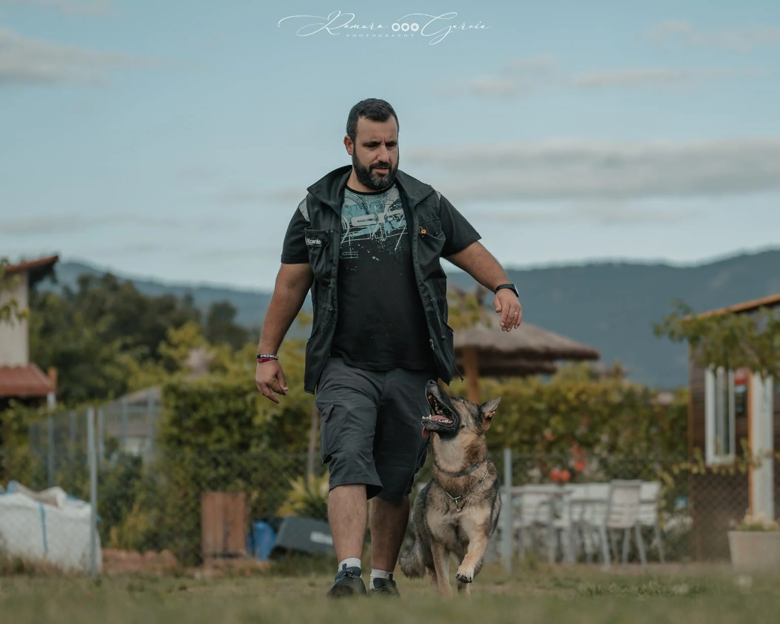 Ricardo Romero trabajando en pista con su perro